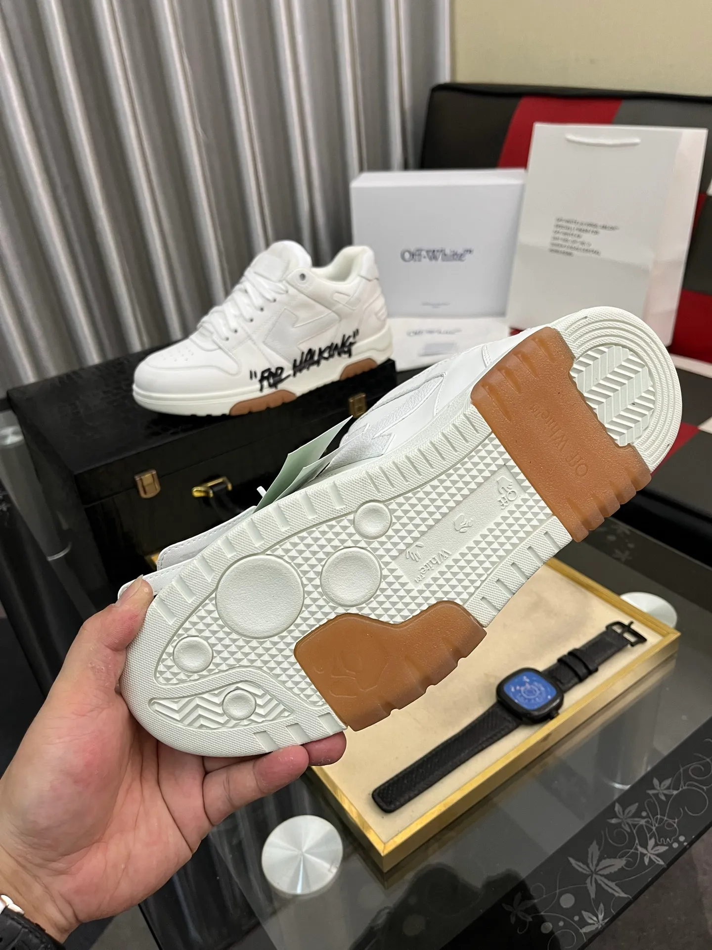 Men's shoes 💰600⌚️⌚️ OFF-White C/O VirGil Abloh fashionable and versatile casual shoes. Exclusive first release of the new model. Made of environmentally friendly cowhide leather and mesh fabric upper material. The insole is embedded with foam cushioning EVA material. The correct midsole is equipped with EVA lightweight cushioning. External tooth nail rubber outsole. The correct accessories can be customized simultaneously. Women's model: 35-40 Men's model: 39-45
